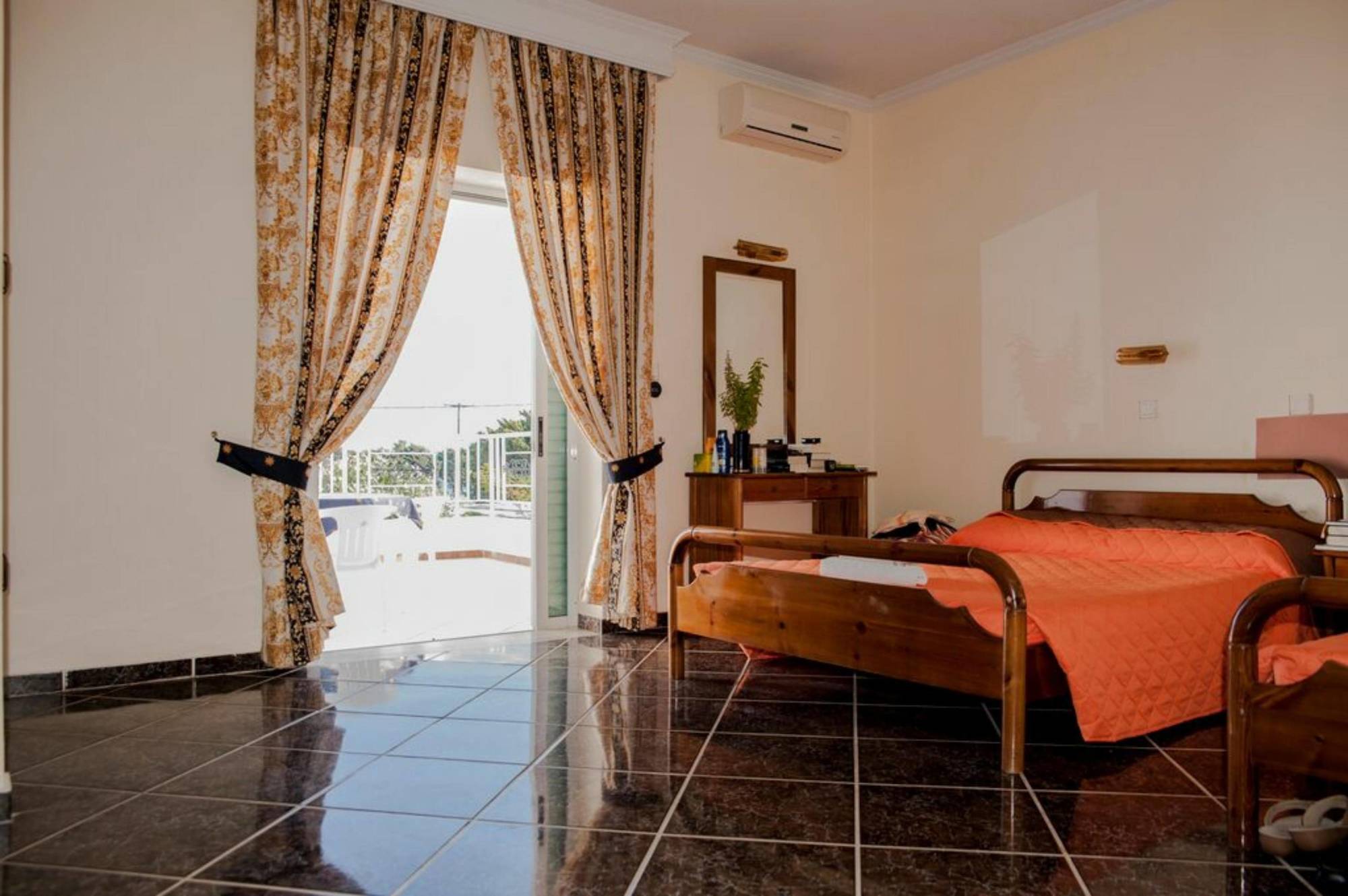 Eleni Hotel 2*